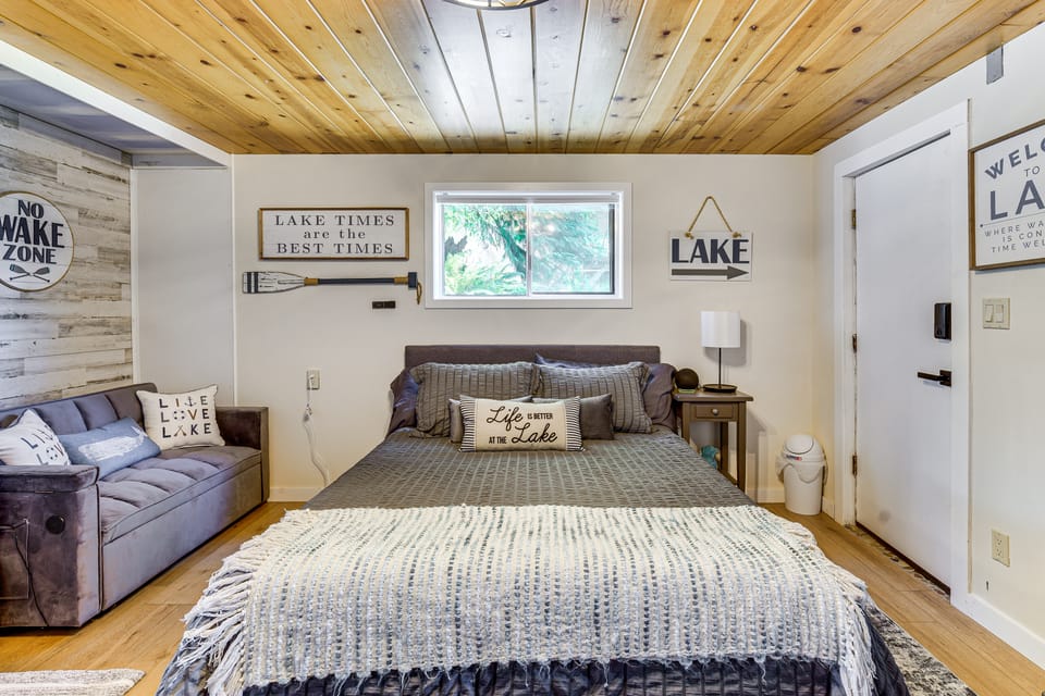 Tanwax Lake Waterfront Studio w/ Private Hot Tub! Apartment in Washington