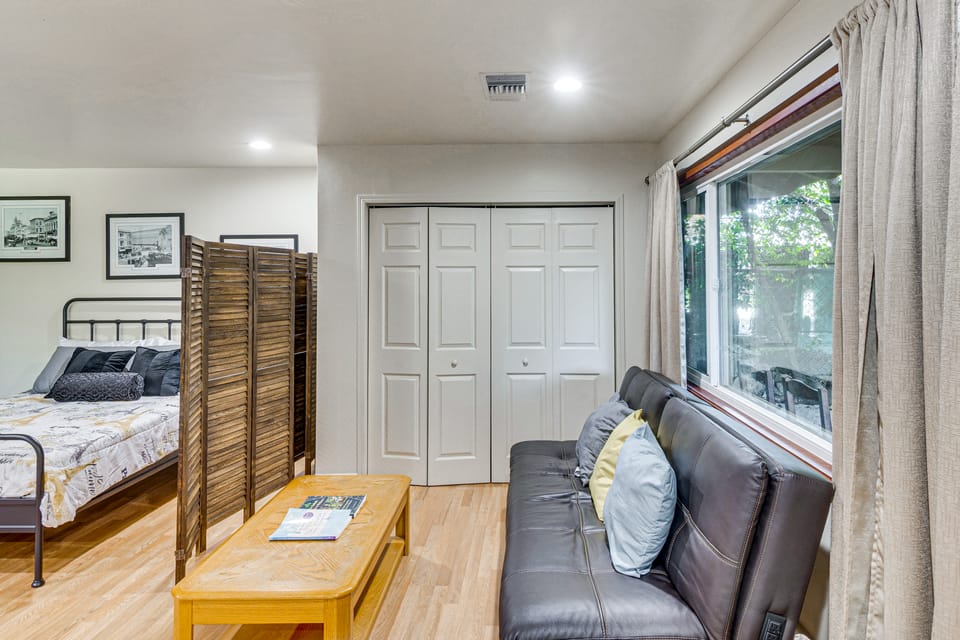 Quiet Patio! La Cañada Month-Long Studio Apartment in La Crescenta