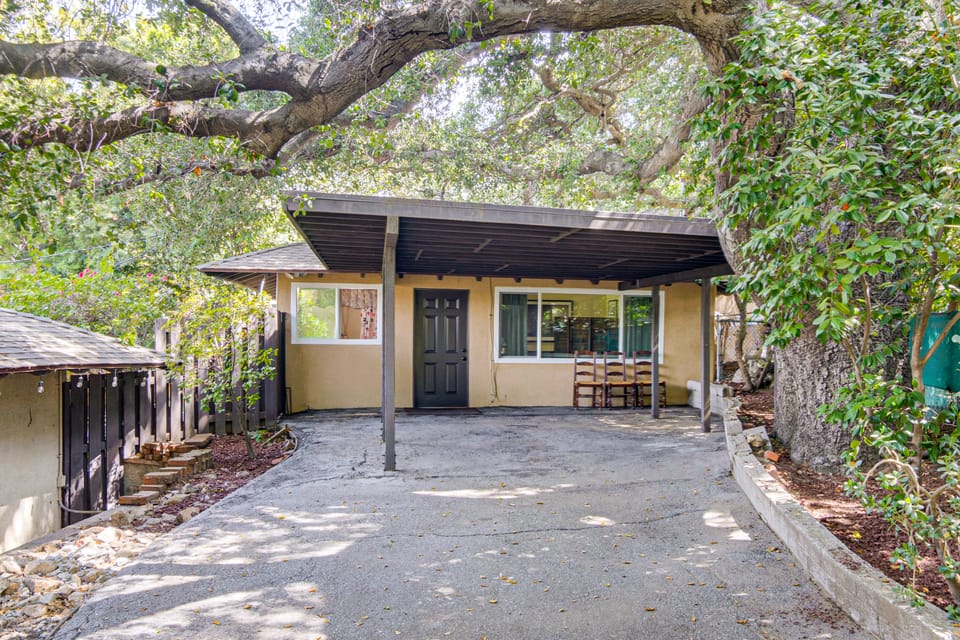 Quiet Patio! La Cañada Month-Long Studio Apartment in La Crescenta