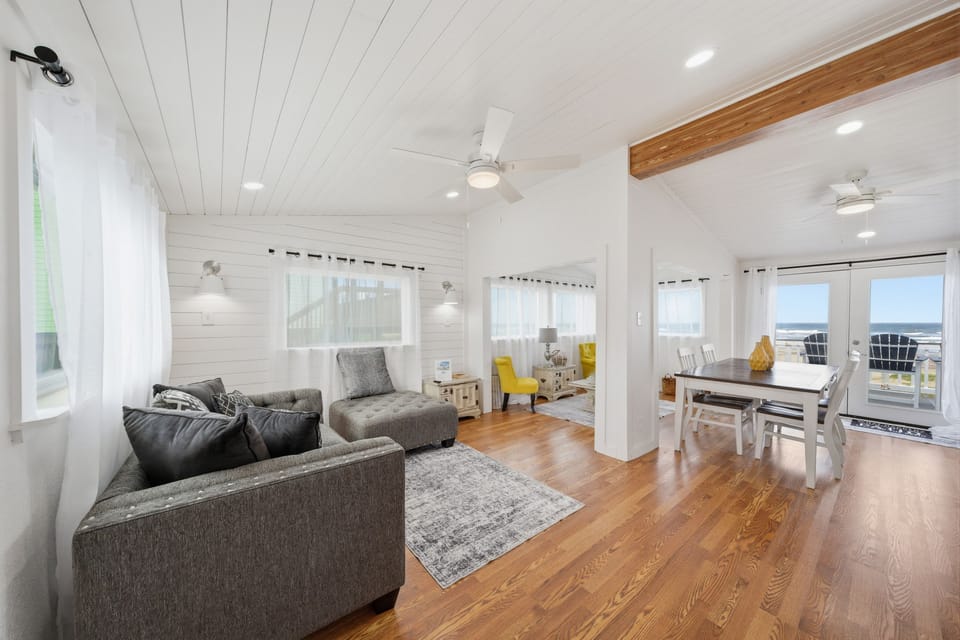 Group Retreat on Terramar Beach w/ BBQ-Ready Patio House in Galveston Island