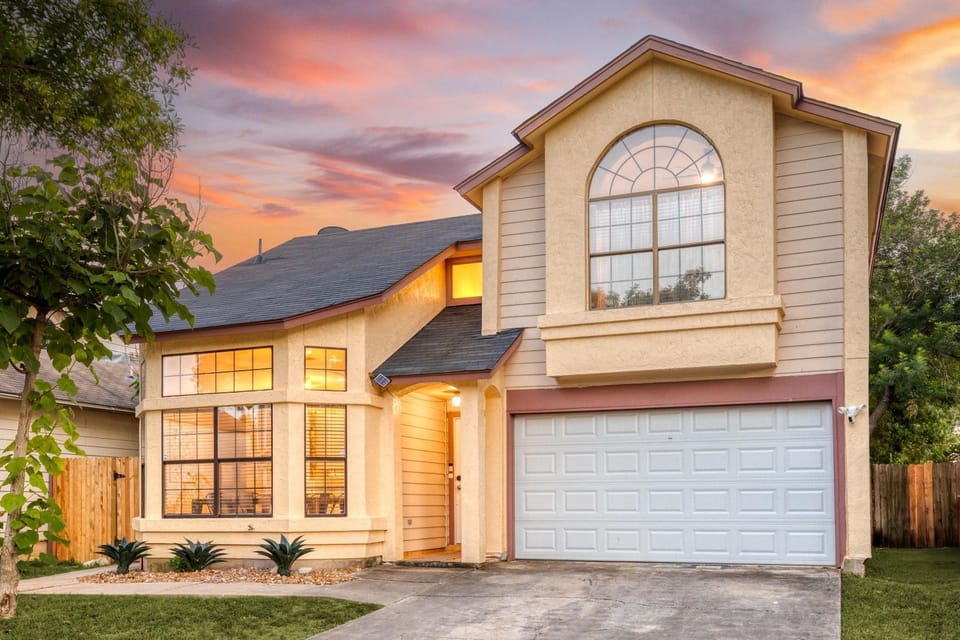 Private Pool! Family Getaway, 5 Mi to SeaWorld House in San Antonio