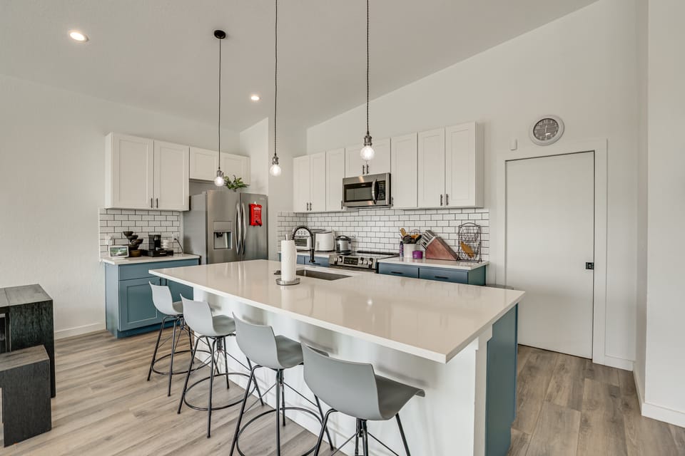 Sleek Home w/ Pool Overlooking Canyon Lake! House in Canyon Lake