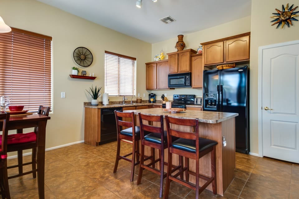 Golf, Gamble, Relax Poolside! Maricopa Desert Home House in Maricopa
