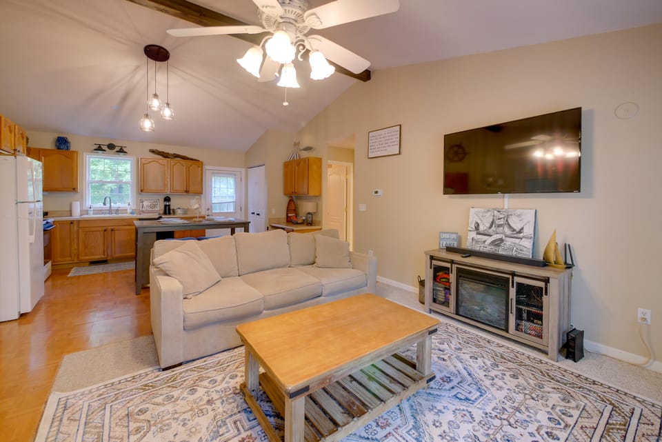 Walk to Lake Sinclair: Home w/ Covered Patio! House in Lake Sinclair