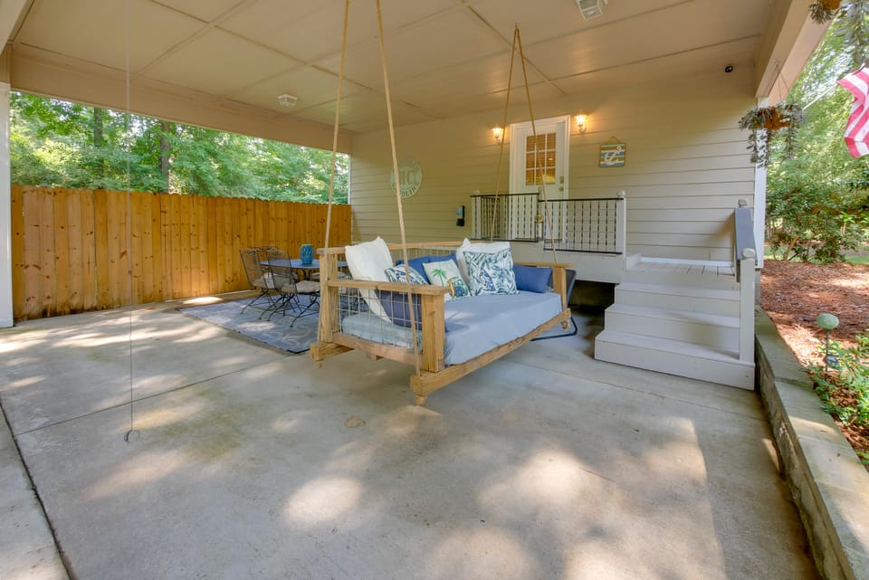 Walk to Lake Sinclair: Home w/ Covered Patio! House in Lake Sinclair