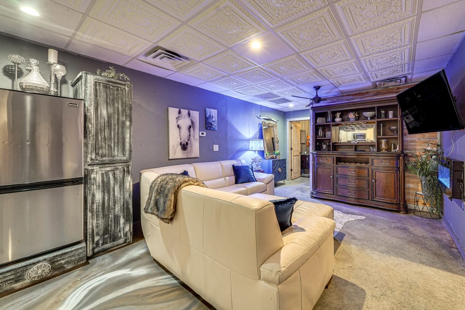 5 Min to Broken Bow Lake! Stylish Retreat w/ Deck Apartment in Oklahoma