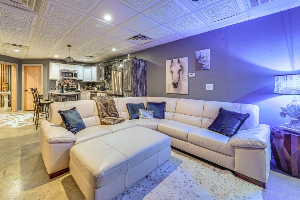 5 Min to Broken Bow Lake! Stylish Retreat w/ Deck Apartment in Oklahoma