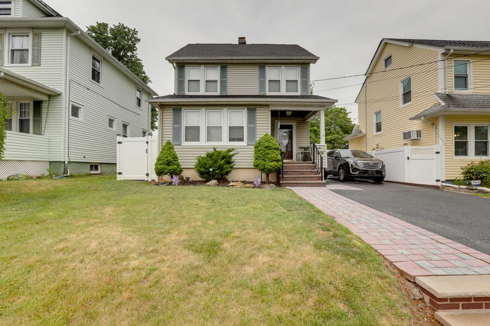 Easy Access to NYC & Newark Airport! Apt w/ Pool Apartment in Elizabeth