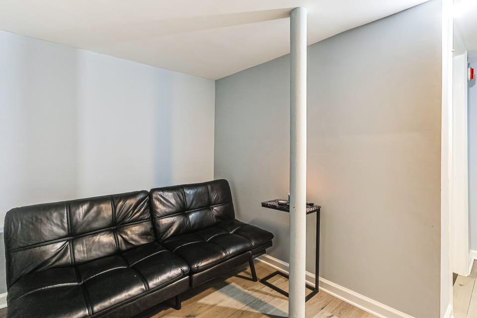 Easy Access to NYC & Newark Airport! Apt w/ Pool Apartment in Elizabeth