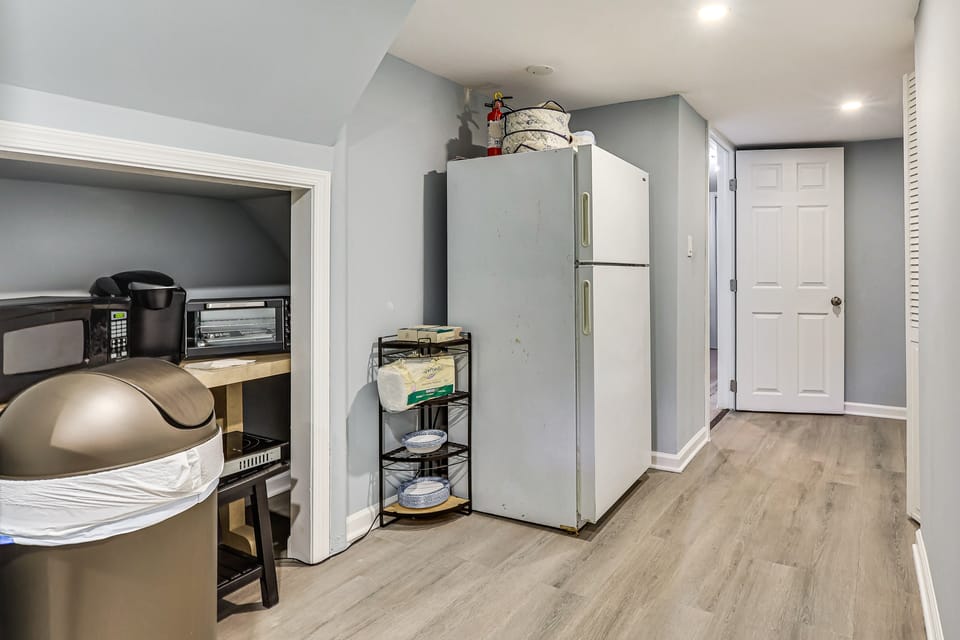 Apt w/ Pool & Hot Tub - Near NYC & Airport! Apartment in Elizabeth