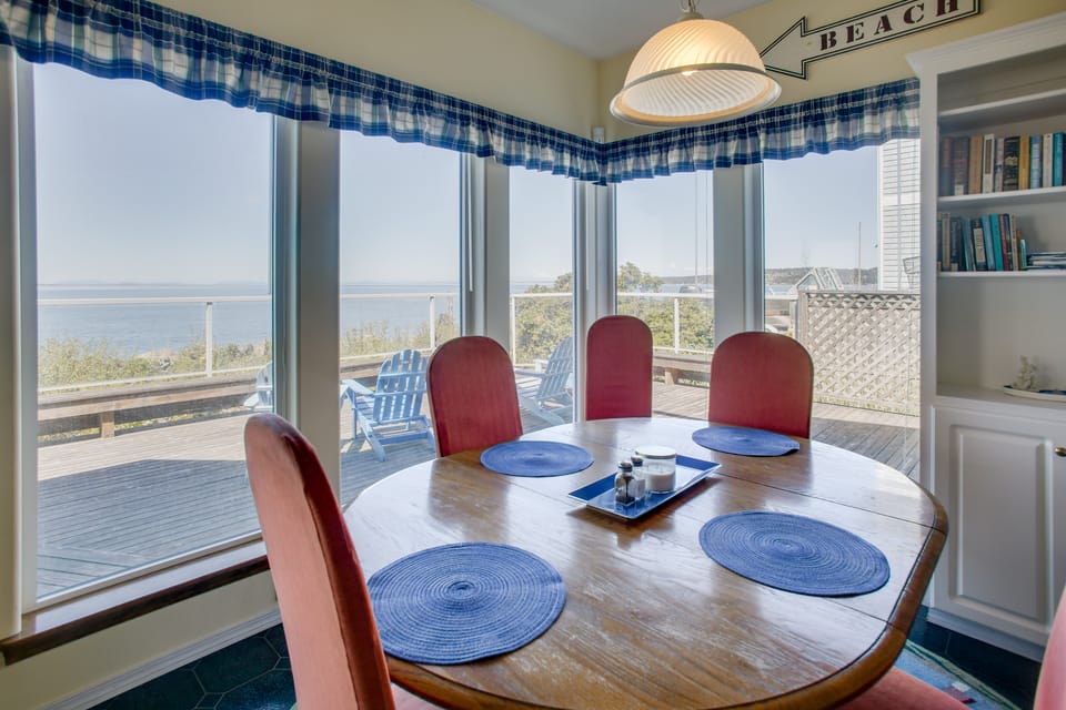 Direct Beach Access! Quiet Diamond Point Retreat House in Puget Sound