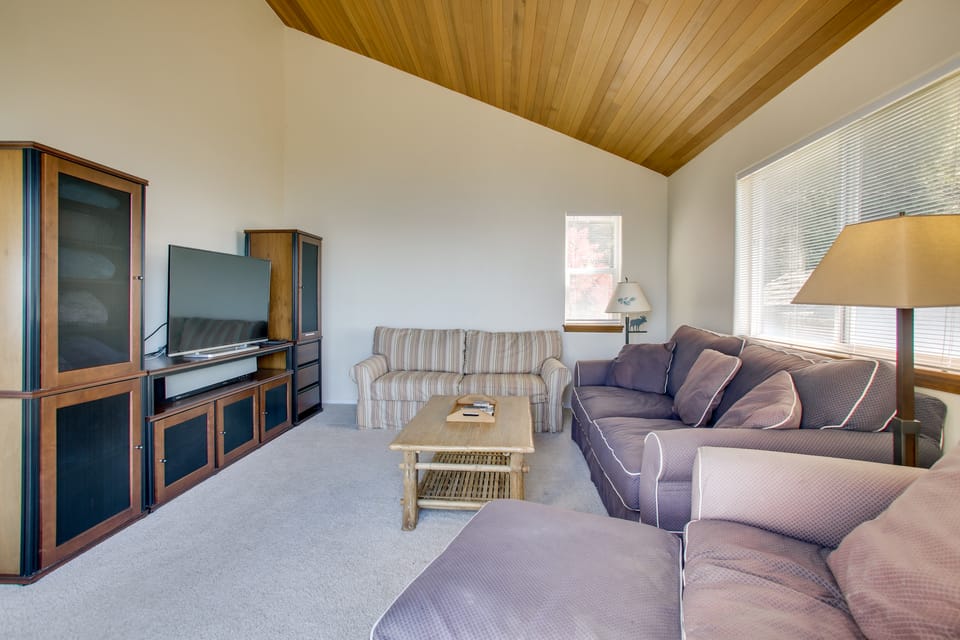 Direct Beach Access! Quiet Diamond Point Retreat House in Puget Sound