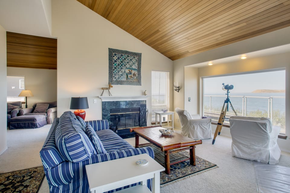 Direct Beach Access! Quiet Diamond Point Retreat House in Puget Sound