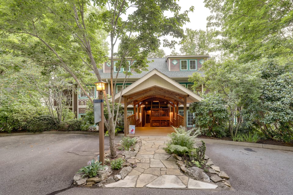 Private Balcony! Mtn-View Sanctuary in Burnsville Apartment in Tennessee