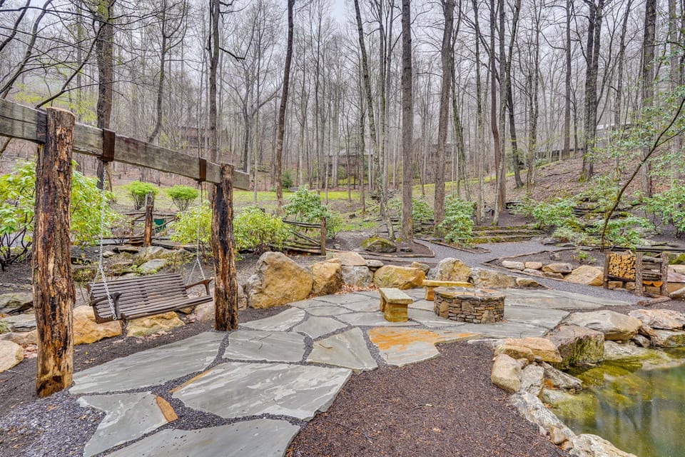 Private Balcony! Mtn-View Sanctuary in Burnsville Apartment in Tennessee