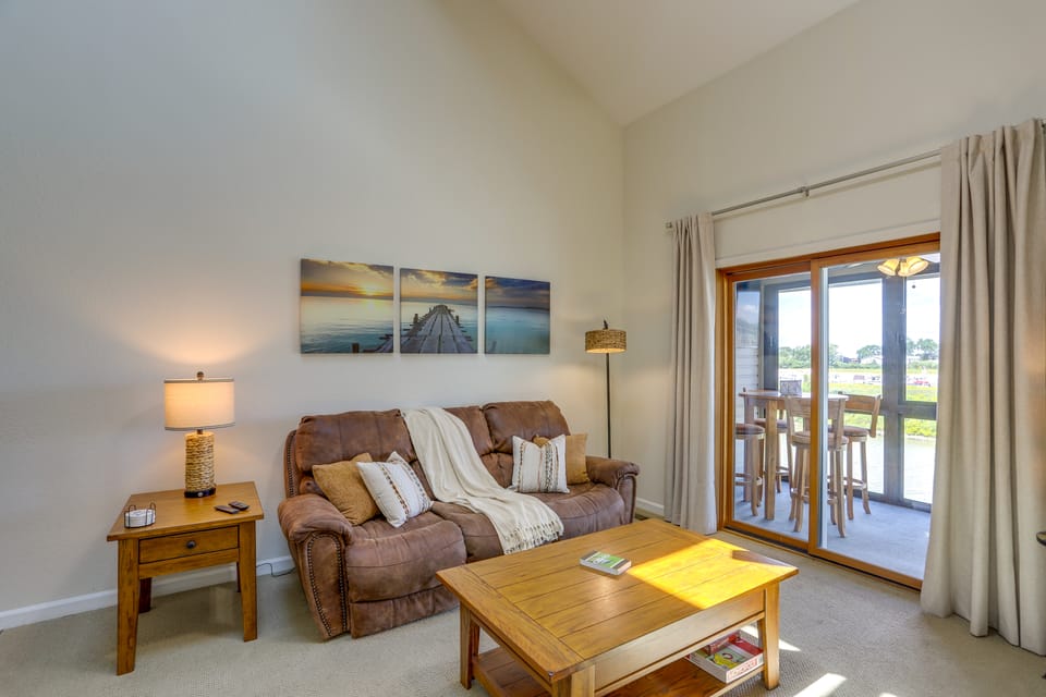 Lake View, Dock & Pool: Green Cove Resort Condo Apartment in Lake Erie