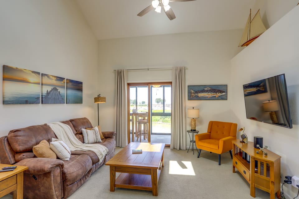 Lake View, Dock & Pool: Green Cove Resort Condo Apartment in Lake Erie