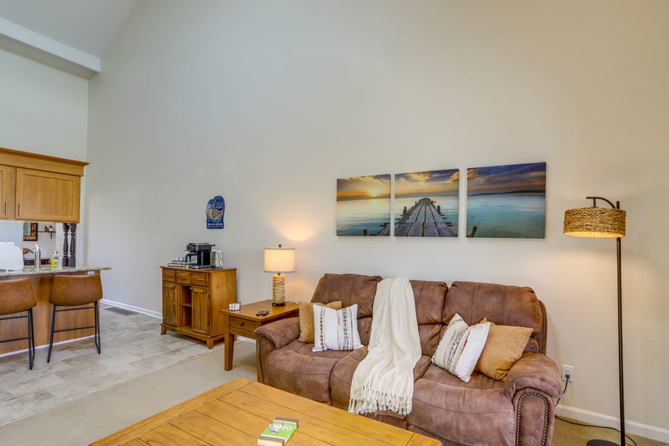 Lake View, Dock & Pool: Green Cove Resort Condo Apartment in Lake Erie