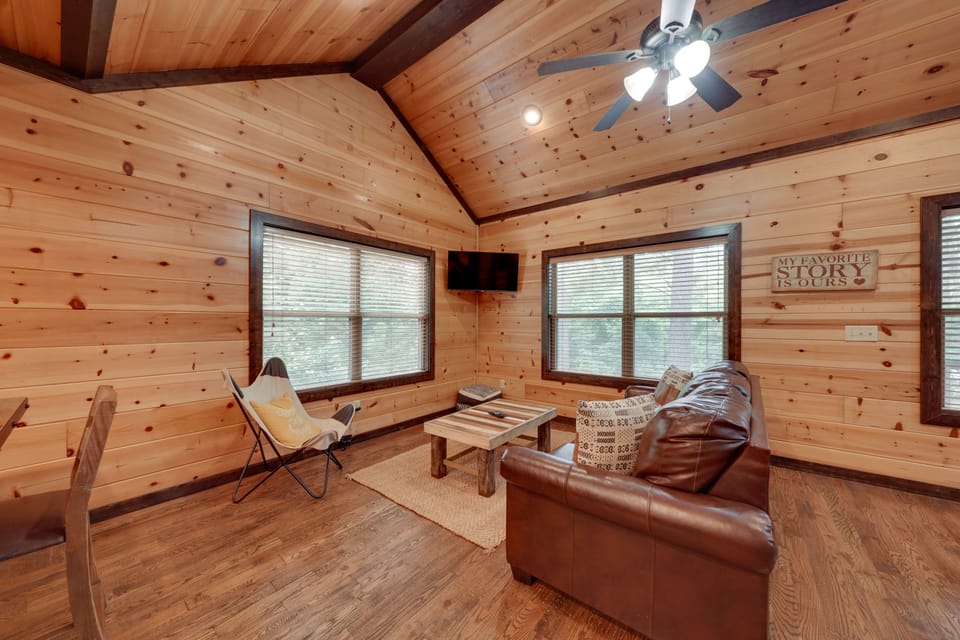 4 Mi to Broken Bow Lake! Cozy Retreat w/ Hot Tub Apartment in Oklahoma