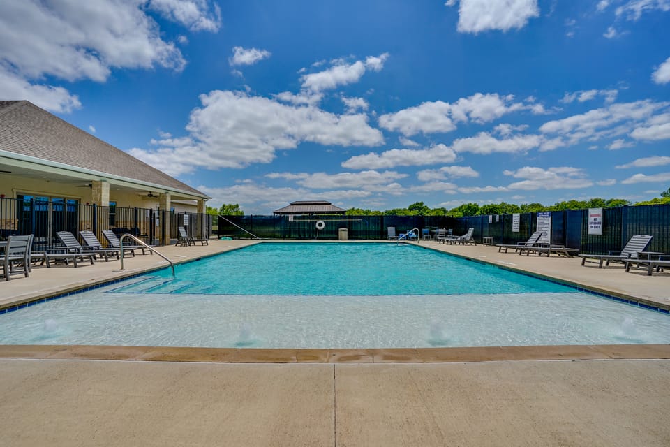 2 Mi to Dtwn Crowley! Modern Escape w/ Pool Access Apartment in Burleson