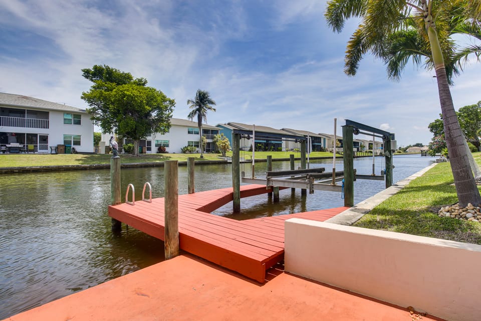 Sun, Swim & Splash! Canalfront Cape Coral Oasis House in Cape Coral