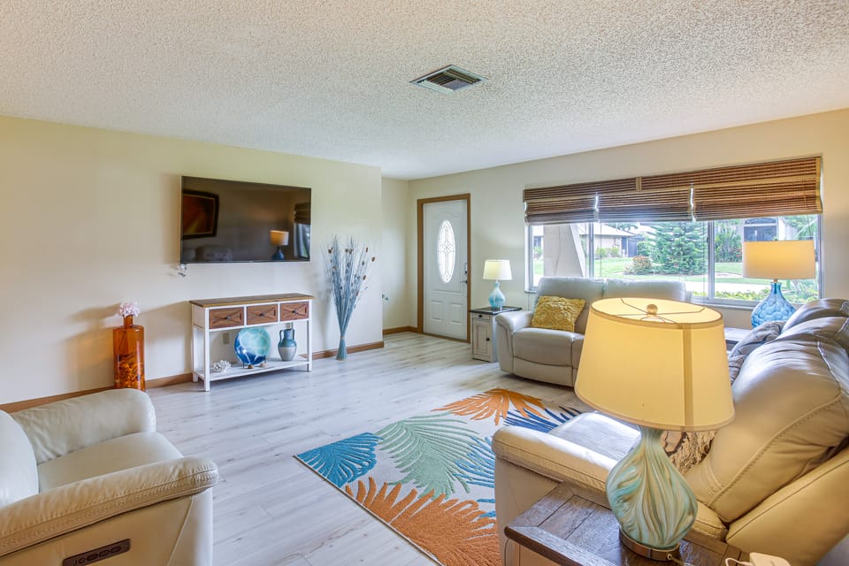Sun, Swim & Splash! Canalfront Cape Coral Oasis House in Cape Coral