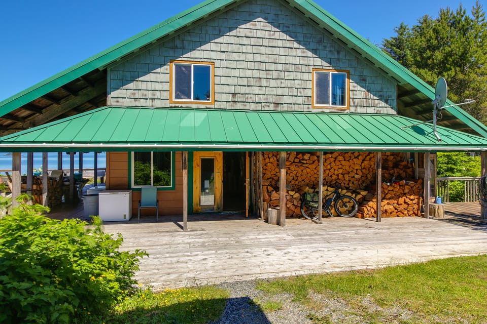 Ocean Front & Private Beach! Coffman Cove Lodge House in Prince of Wales Island