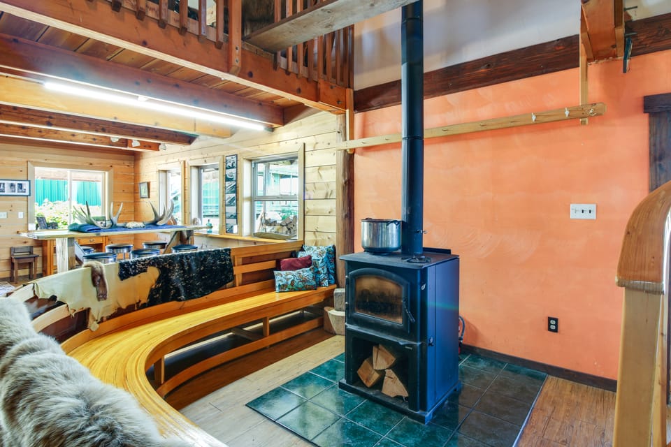 Ocean Front & Private Beach! Coffman Cove Lodge House in Prince of Wales Island
