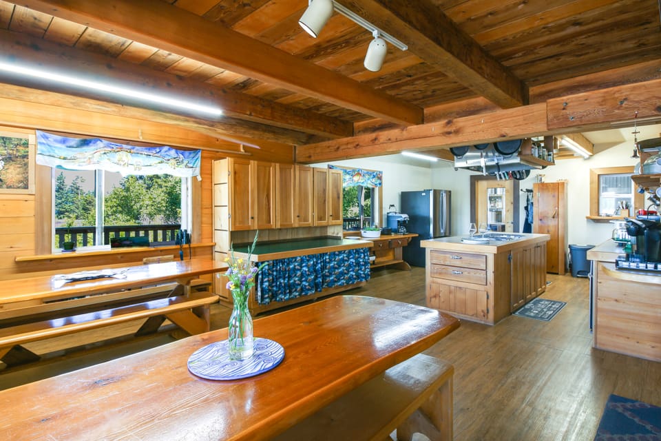 Ocean Front & Private Beach! Coffman Cove Lodge House in Prince of Wales Island