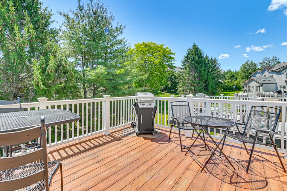 4 Mi to Saratoga Course! Resort-Style Condo Apartment in Saratoga Springs