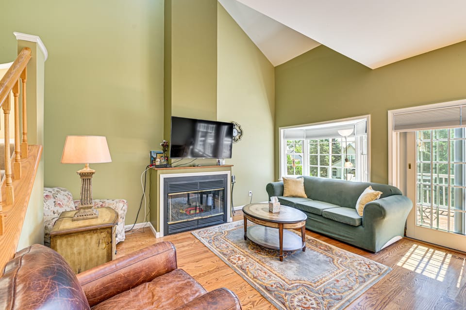 4 Mi to Saratoga Course! Resort-Style Condo Apartment in Saratoga Springs