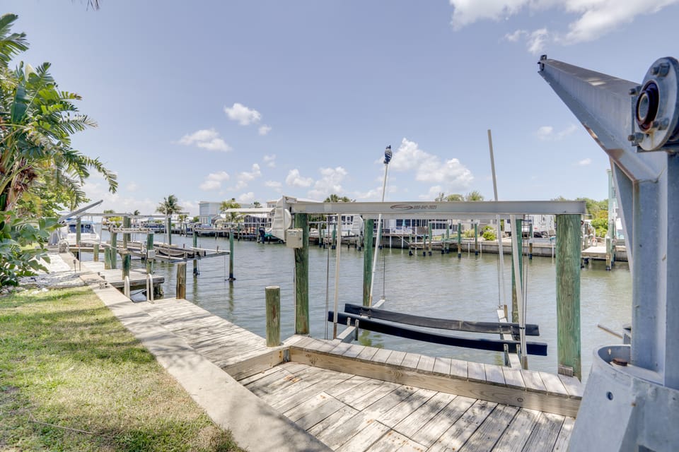 Island Walk to Ocean, Dining w/ Boat Dock & Lift! House in Hutchinson Island