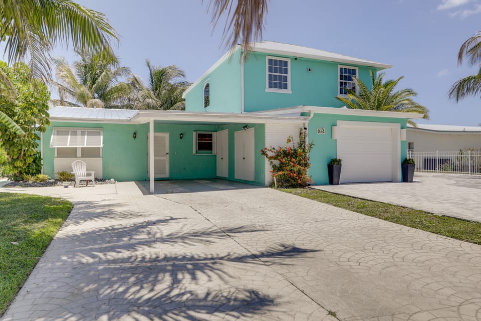 Island Walk to Ocean, Dining w/ Boat Dock & Lift! House in Hutchinson Island