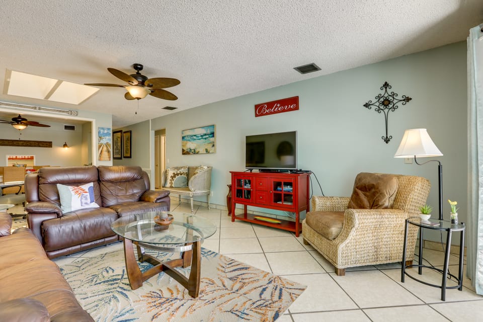 Island Walk to Ocean, Dining w/ Boat Dock & Lift! House in Hutchinson Island