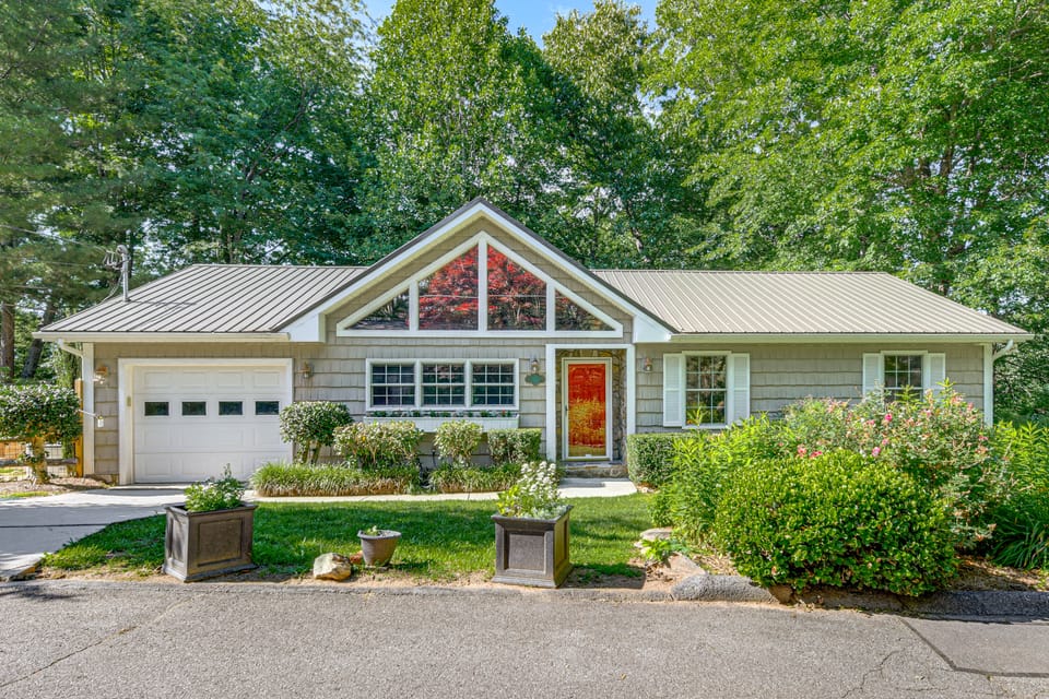 2 Mi to Dtwn Waynesville! Mtn-View Home w/ Deck House in Waynesville