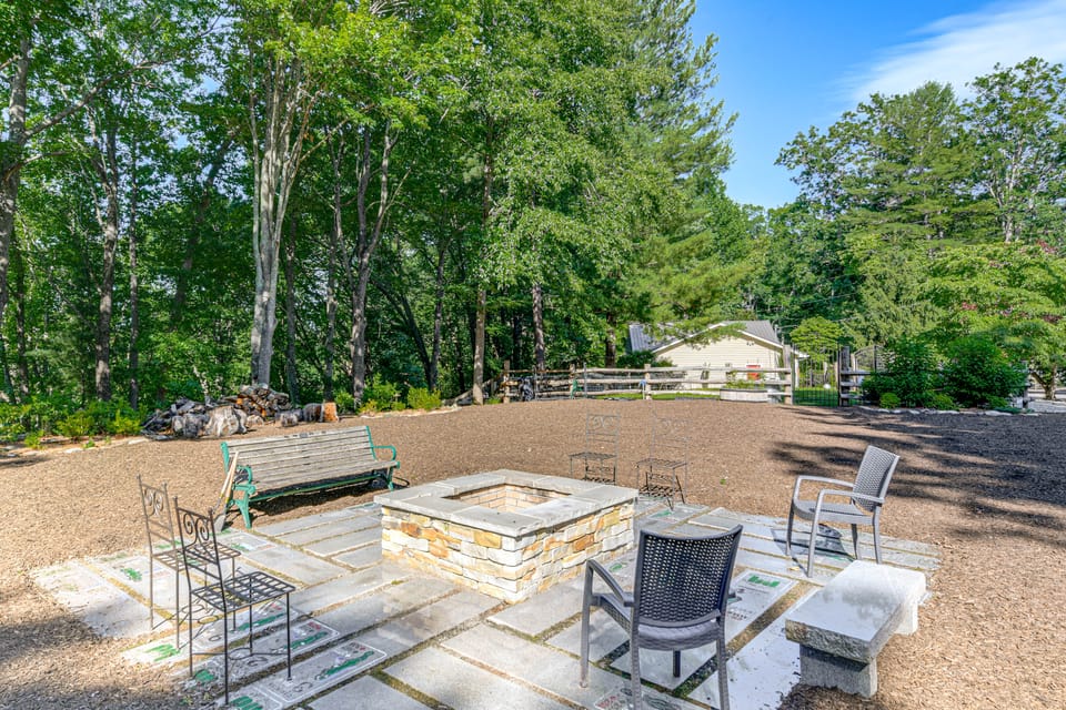 2 Mi to Dtwn Waynesville! Mtn-View Home w/ Deck House in Waynesville