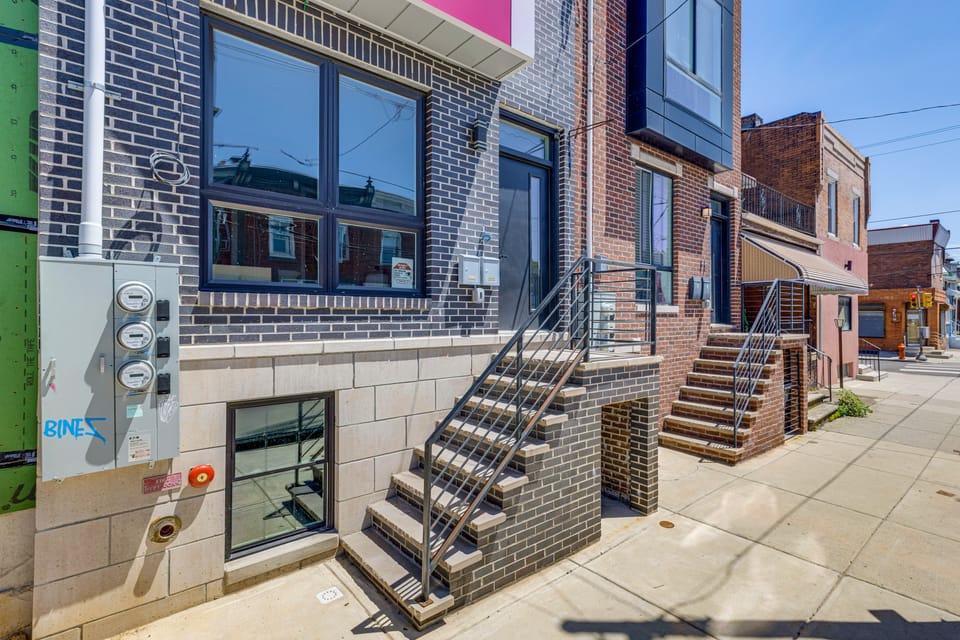 Philly Condo w/ Rooftop Deck! Walk to Broad St Apartment in Philadelphia