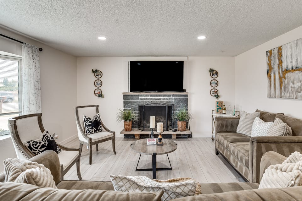2 Mi to Fairgrounds & Dtwn Puyallup! Family Escape House in Puyallup