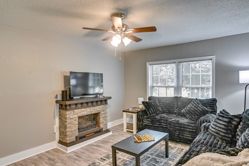 Walk to Park! Family Retreat w/ Yard in Lumberton House in Lumberton