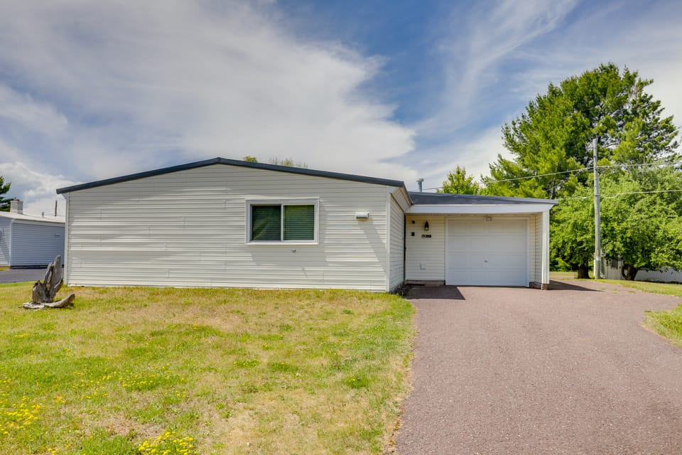 6 Mi to Lake Superior! All-Season Family Retreat House in Wisconsin