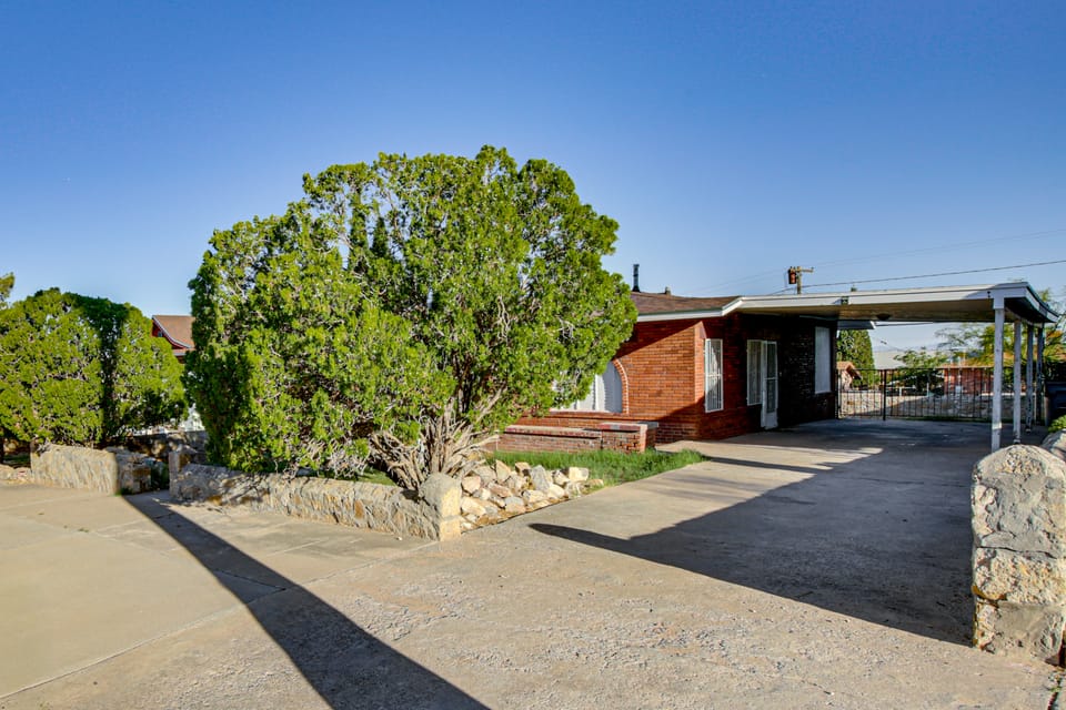 3 Mi to Dtwn El Paso! Quiet Home w/ Fenced Yard House in El Paso
