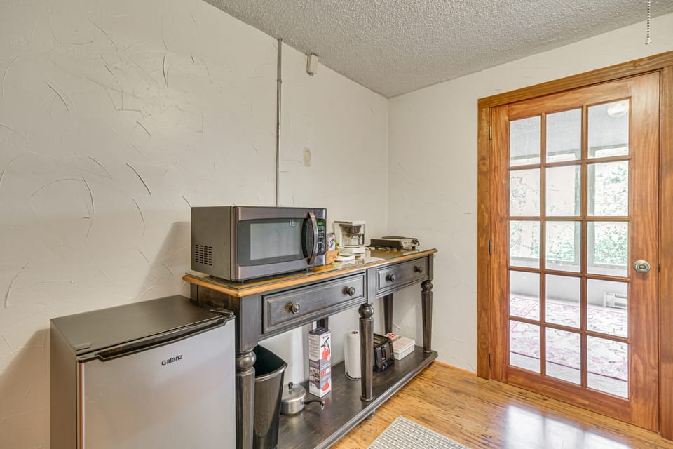 Fire Pit w/ Mtn Views! Cascade Couple's Getaway Apartment in Cascade-Chipita Park