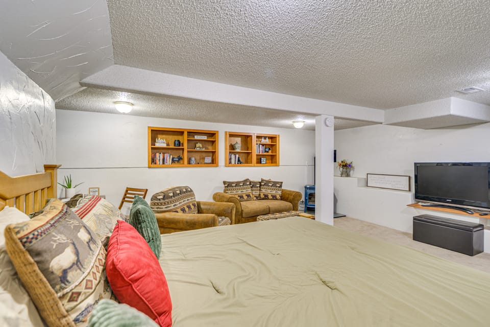 Fire Pit w/ Mtn Views! Cascade Couple's Getaway Apartment in Cascade-Chipita Park