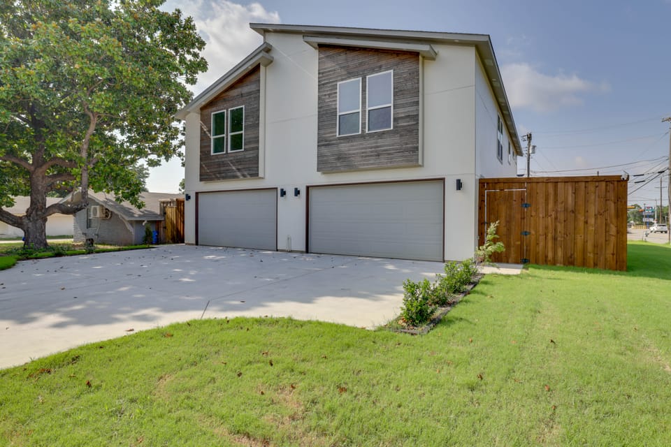 Huge Kitchen & Living Space! Modern DFW Home House in Irving