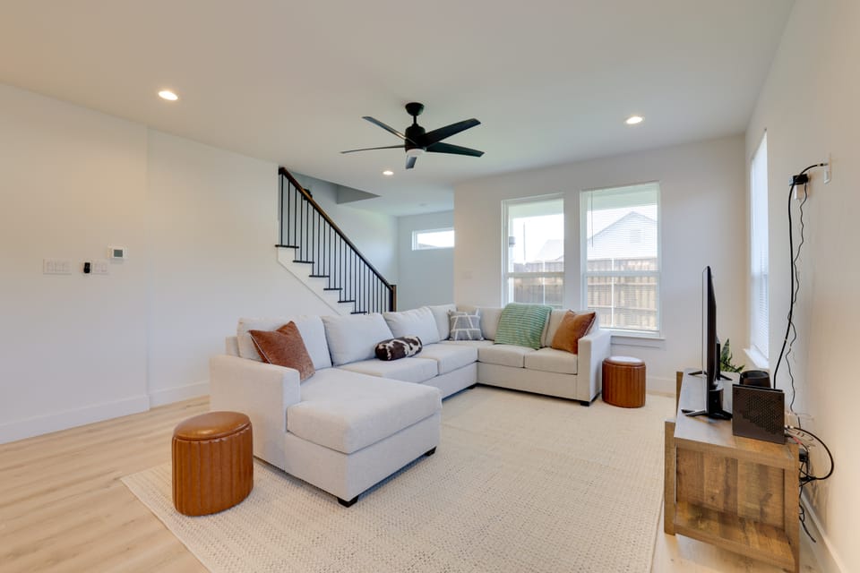 Huge Kitchen & Living Space! Modern DFW Home House in Irving