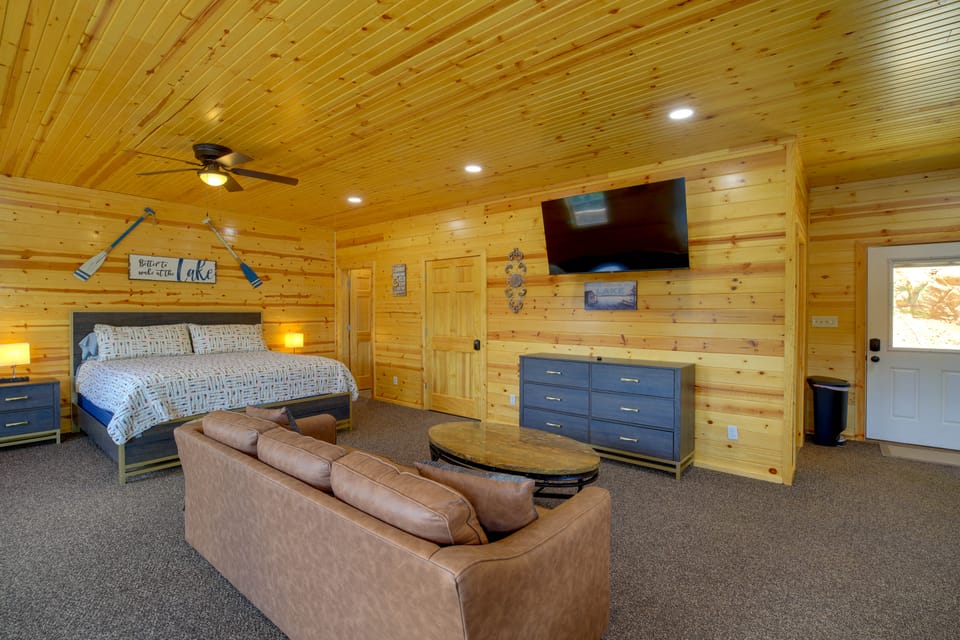 Boat, Fish, Swim! Draper Unit w/ Lake-View Deck Apartment in Claytor Lake