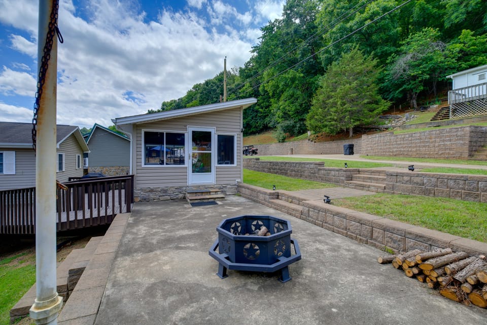 Fire Pit & Floating Dock! Claytor Lake Hideout House in Claytor Lake