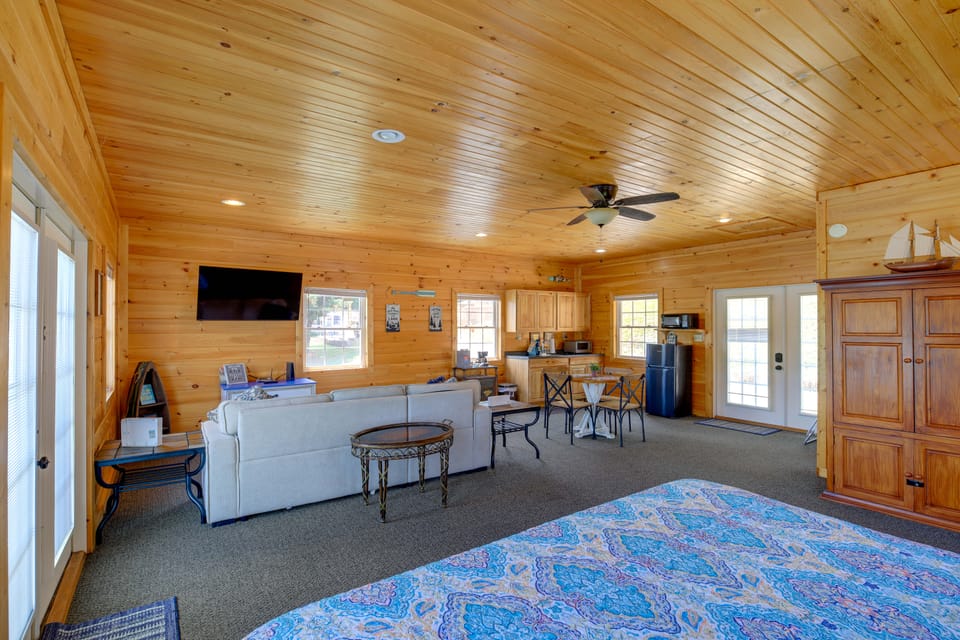 Waterfront Deck w/ Mtn View! Claytor Lake Retreat Apartment in Claytor Lake