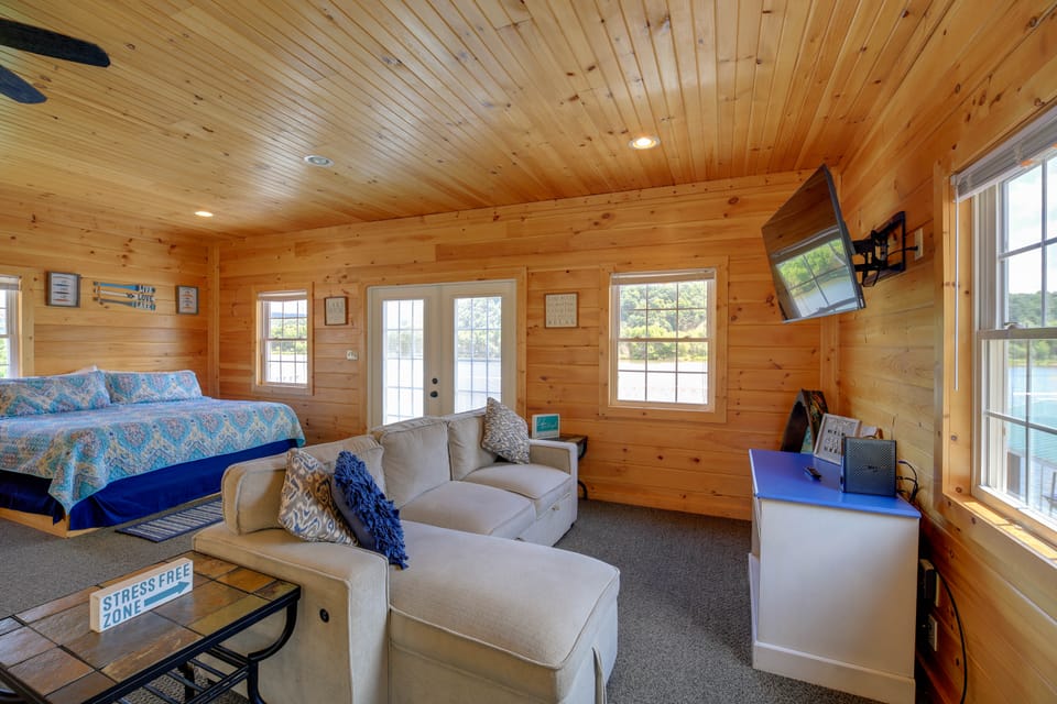 Waterfront Deck w/ Mtn View! Claytor Lake Retreat Apartment in Claytor Lake