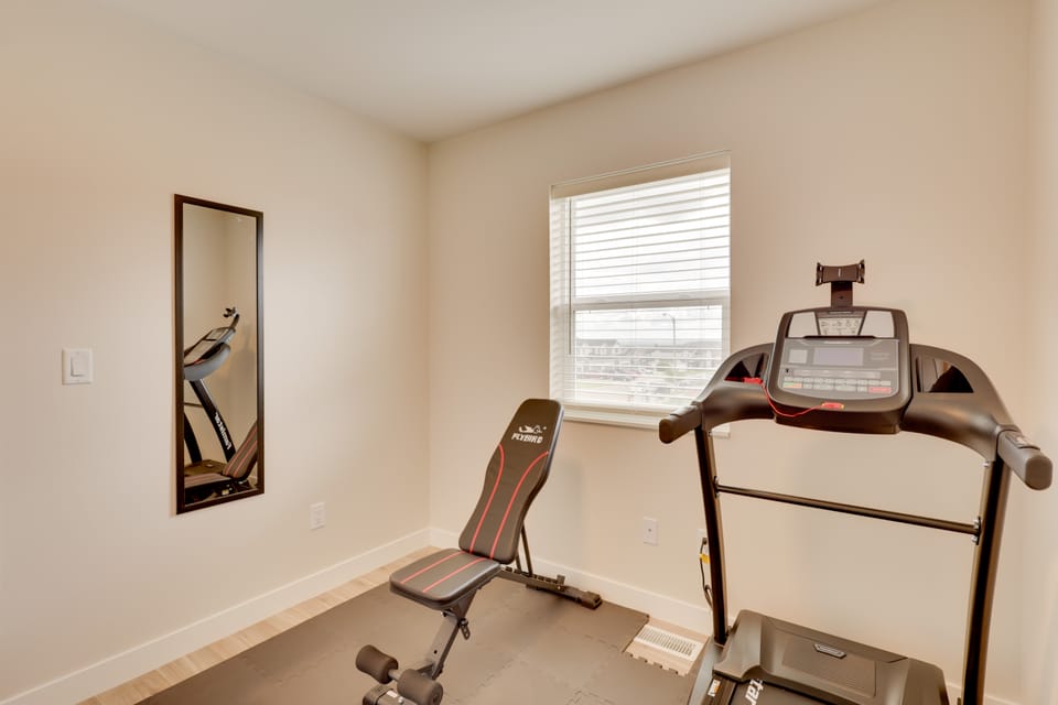 Professional Base in Williston! New-Build Townhome Apartment in Williston
